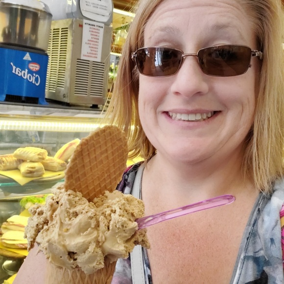 Meet your Posher, *Posh Ambassador* Michelle - Picture 3 of 4